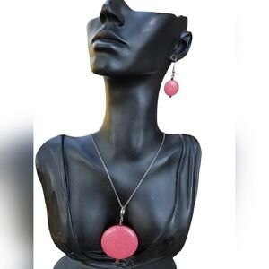 VINTAGE HOT PINK DYED HOWLITE STONE PENDANT NECKLACE & EARRINGS SET